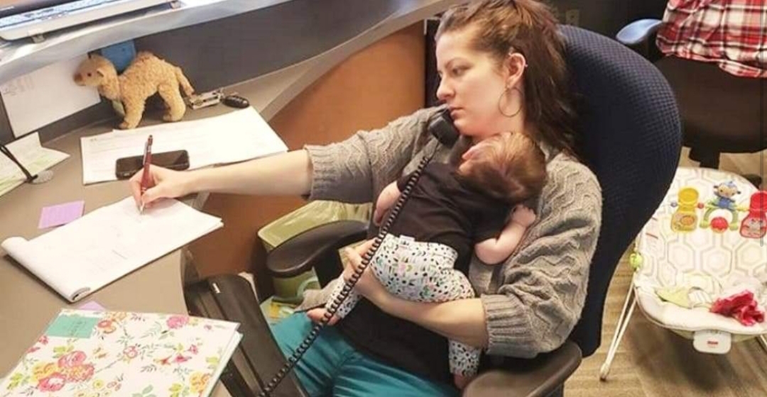 Lleva a su bebé recién nacida al trabajo sin darse cuenta de que su jefe le hacía una foto