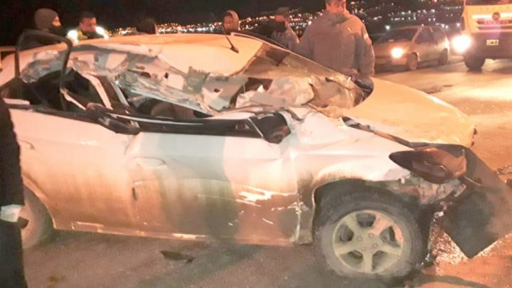 Cuatro heridos al chocar un vehículo contra un camión estacionado