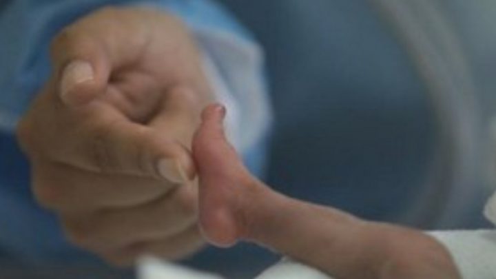 Bebé prematuro de 580 gramos logró superar el COVID-19