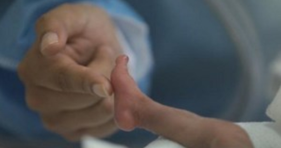 Bebé prematuro de 580 gramos logró superar el COVID-19
