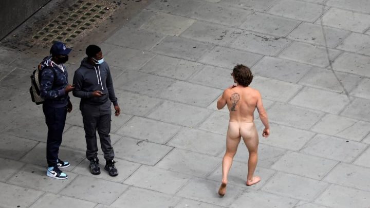 Coronavirus: caminó desnudo, solo con una mascarilla, para burlarse de la obligatoriedad de llevar barbijo