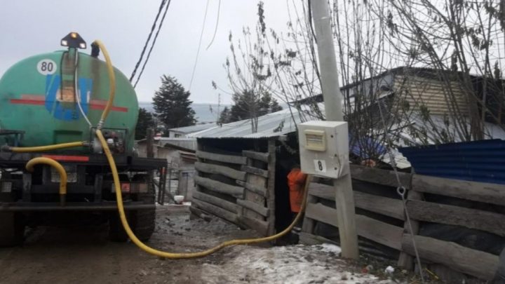La Municipalidad de Ushuaia reorganiza guardias para repartir agua y leña en los barrios