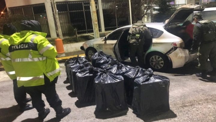 Encuentran auto abandonado con contrabando de cigarrillos en la frontera