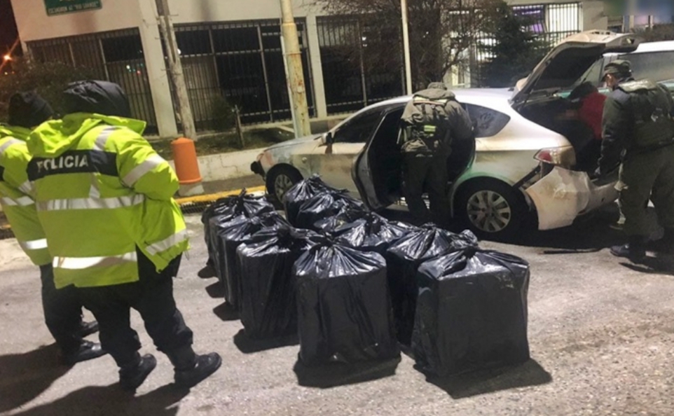 Encuentran auto abandonado con contrabando de cigarrillos en la frontera