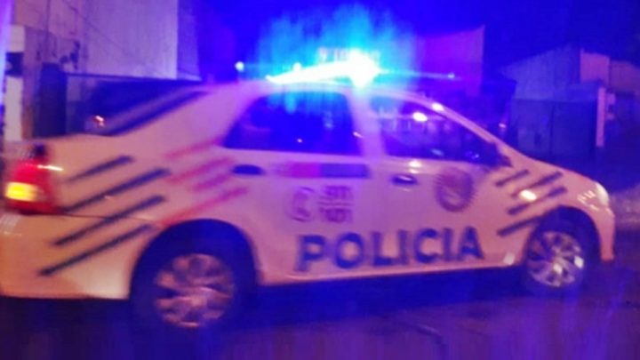 Conductora borracha choco dos vehiculos estacionados en Ushuaia