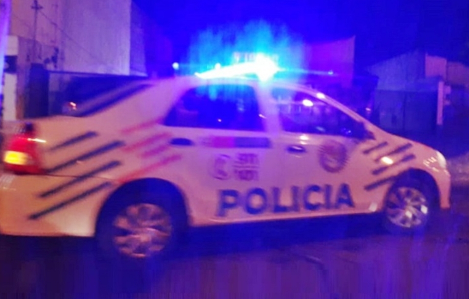 Conductora borracha choco dos vehiculos estacionados en Ushuaia