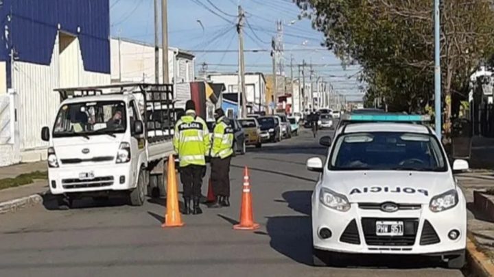 Tras el arribo de dos colectivos, Melella envió a la policía a la calle para «concientizar»