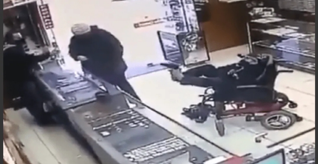Manco en silla de ruedas robó joyería usando una pistola con los pies