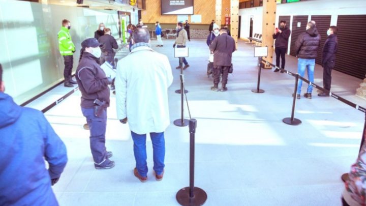 El Gobierno flexibilizó solo en Ushuaia la exigencia de que los pasajeros permanezcan en hoteles