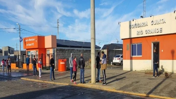 Un efectivo policial fue agredido por un menor con una patada en la boca