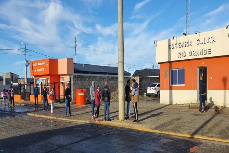 Un efectivo policial fue agredido por un menor con una patada en la boca