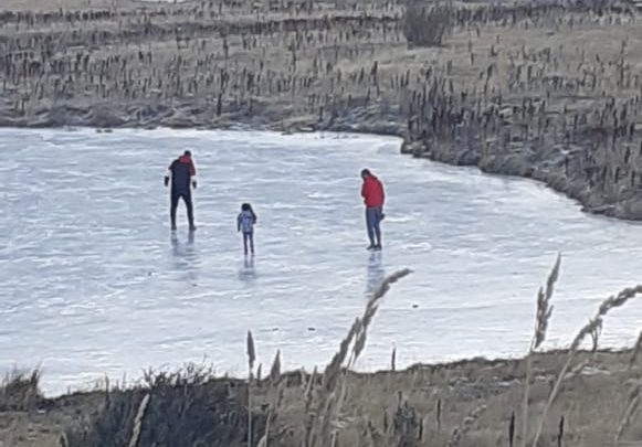 SE RECUERDA LA PROHIBICIÓN DE CAMINAR Y PATINAR SOBRE LA BAHÍA ENCERRADA