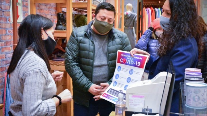 AVILA Y DE LA VEGA CON EQUIPOS MUNICIPALES DE PROMOCION DE LA SALUD ENTREGARON KITS SANITIZANTES EN EL SHOPPING PASEO DEL FUEGO