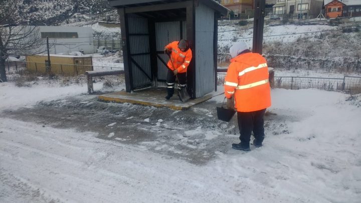 CUADRILLAS MUNICIPALES MANTIENEN LIMPIAS LAS GARITAS DE COLECTIVOS Y PRINCIPALES CIRCUITOS PEATONALES