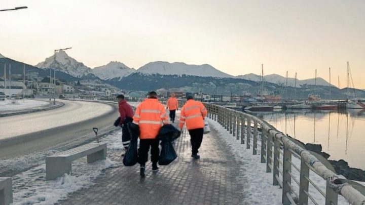 MEDIO AMBIENTE DE USHUAIA CON CUADRILLAS EN TRABAJOS DE DESPEJE DE NIEVE Y PROVISIÓN DE AGUA EN BARRIOS