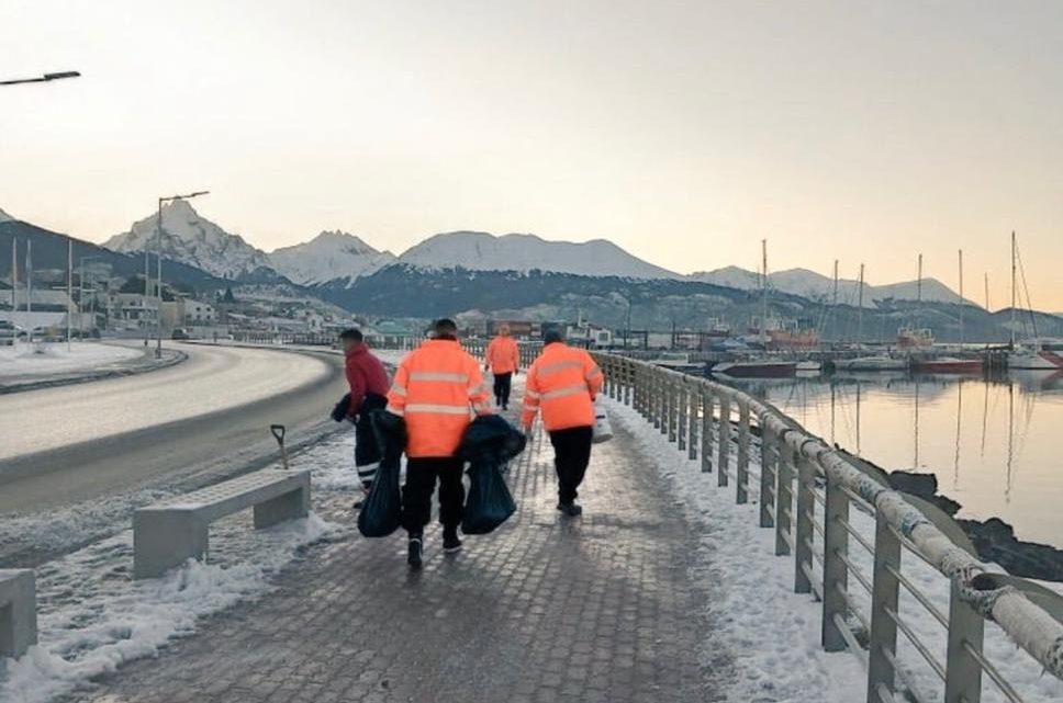 MEDIO AMBIENTE DE USHUAIA CON CUADRILLAS EN TRABAJOS DE DESPEJE DE NIEVE Y PROVISIÓN DE AGUA EN BARRIOS