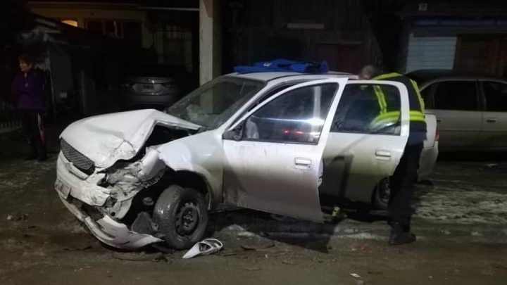Borrachos chocaron contra varios autos estacionados y se pelearon con la policía en Ushuaia