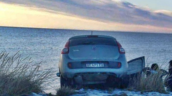 Conductor estaba con una menor en la costa y se cayo a la playa