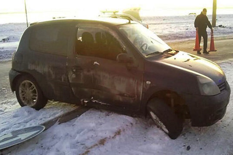 Despiste sin lesionados de un Renault Clio Despiste sin lesionados de un Renault Clio