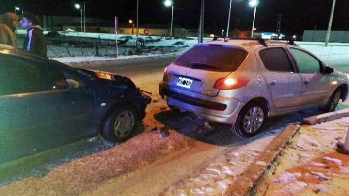 Choque entre dos Peugeot en una rotonda, sin lesionados