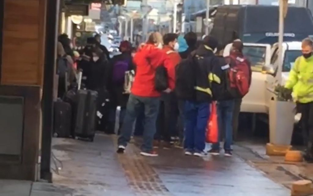 Inconvenientes en Ushuaia ante la cuarentena que deben realizar los pasajeros recien llegados Inconvenientes en Ushuaia ante la cuarentena que deben realizar los pasajeros recien llegados