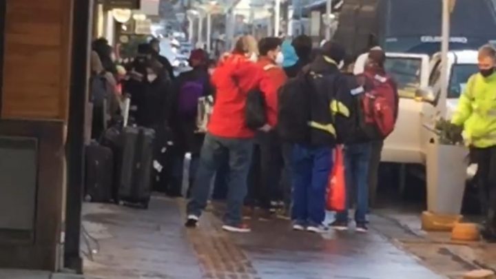 Inconvenientes en Ushuaia ante la cuarentena que deben realizar los pasajeros recien llegados