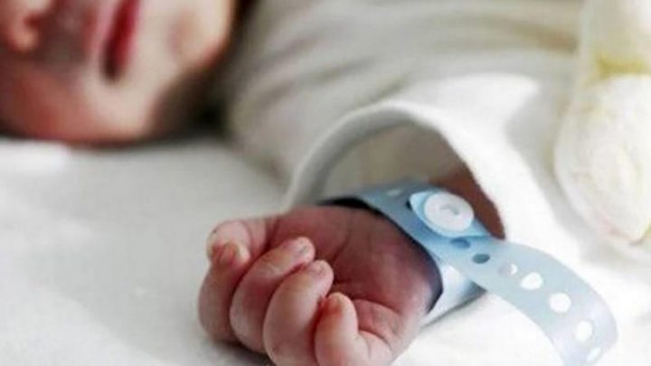 Nació con 552 gramos, venció al coronavirus y se reencontró con su familia