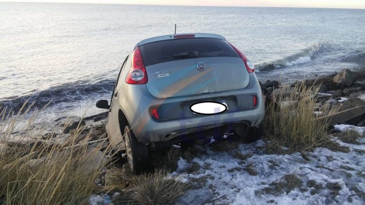 Fue a mirar el amanecer y terminó con el auto caído en la playa
