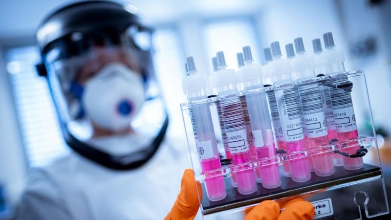La Universidad de Oxford no aseguró tener una vacuna contra el coronavirus para este año