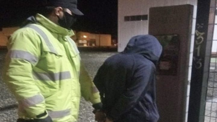 Dos parejas detenidas por violar la cuarentena.