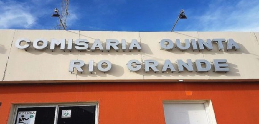 Policía que tenía que estar aislado fue encontrado borracho y de fiesta