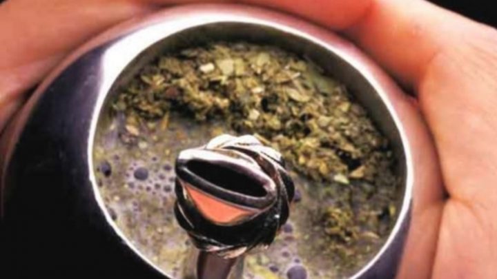 En La Pampa amenazan con sacar la yerba de los mercados para evitar que vecinos tomen mate