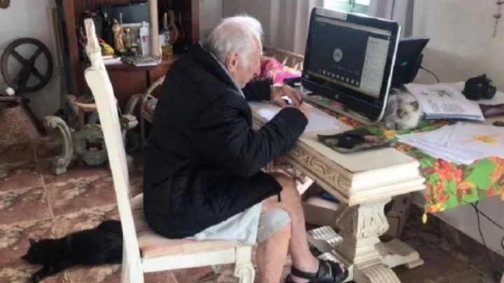 A sus 92 años, estudia en línea para convertirse en arquitecto