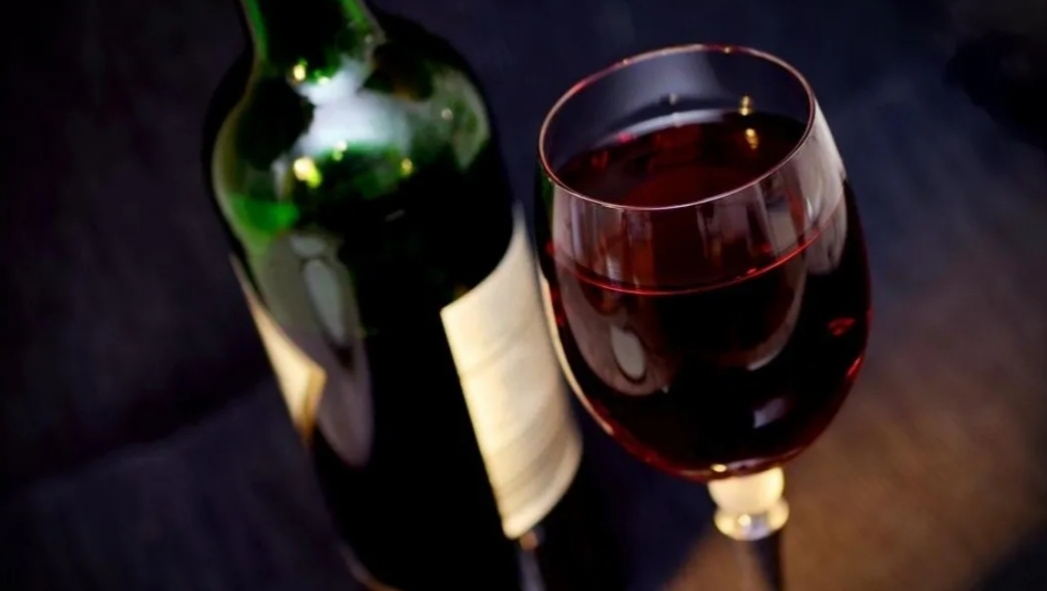 Científicos sugieren que tomar vino aliviaría la gravedad del Covid-19 Científicos sugieren que tomar vino aliviaría la gravedad del Covid-19