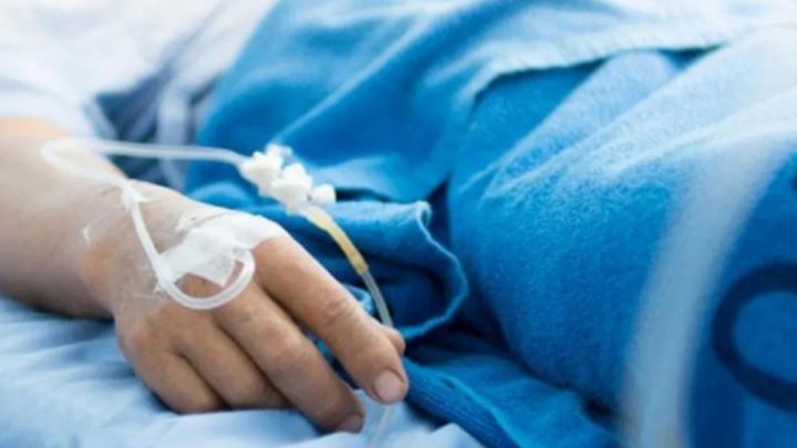 Le pegó una patada en la cabeza a su novia y la dejó en coma