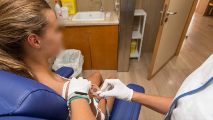 Estudiante fueguina de psicología recibió primera dosis para la vacuna contra el COVID-19