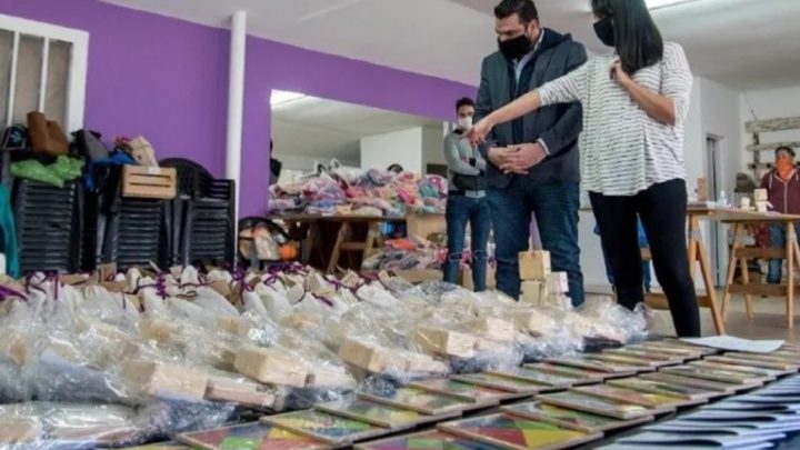 Vuoto visitó a quienes realizaron ropas y juegos para niños y niñas de la provincia