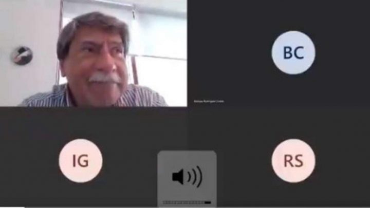 Maestro al borde del llanto es ayudado por sus alumnos para dar la clase virtual