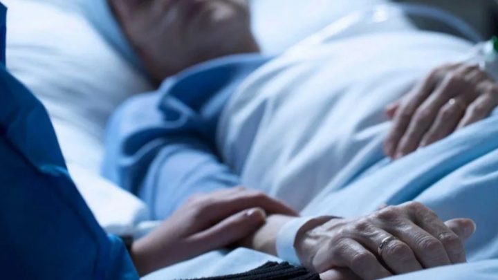 Impulsan protocolo para que familiares puedan despedir a enfermos terminales de coronavirus