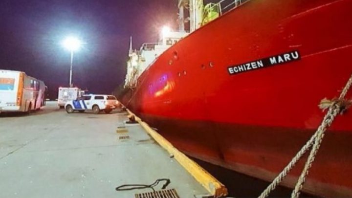 Ushuaia: bajan la carga a bordo del Echizen Maru y hay preocupación