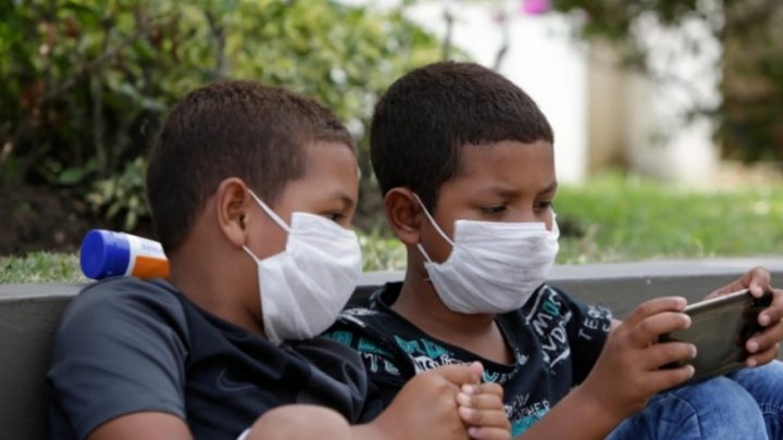 La OMS recomendó el uso de tapabocas en niños a partir de los 12 años