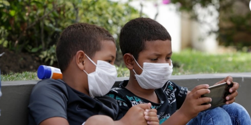 La OMS recomendó el uso de tapabocas en niños a partir de los 12 años