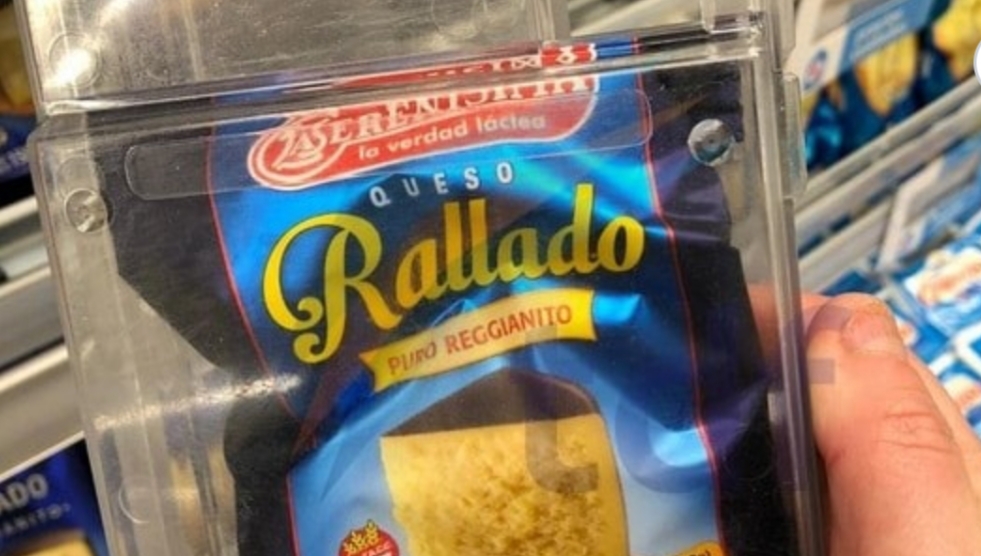 Llegó el día en que el queso rallado se vende con alarma de seguridad en los supermercados