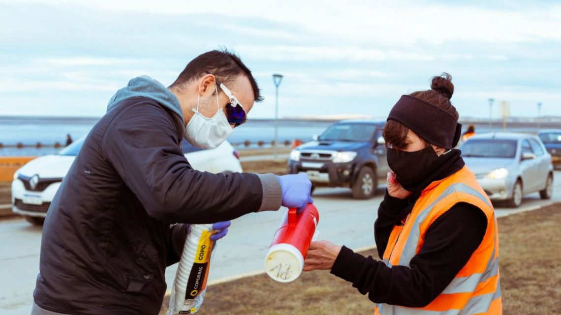 Jóvenes voluntarios asisten a Servidores Públicos afectados al control en la vía pública