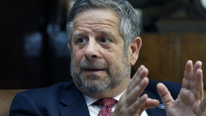 El Gobierno denunciará a Adolfo Rubinstein tras el hallazgo de las vacunas vencidas