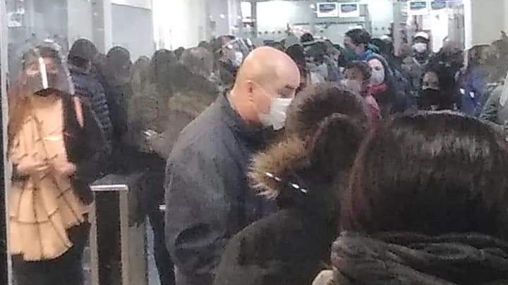 Testeos en Mirgor: La Policía tuvo que intervenir ante aglomeraciones en Samsung