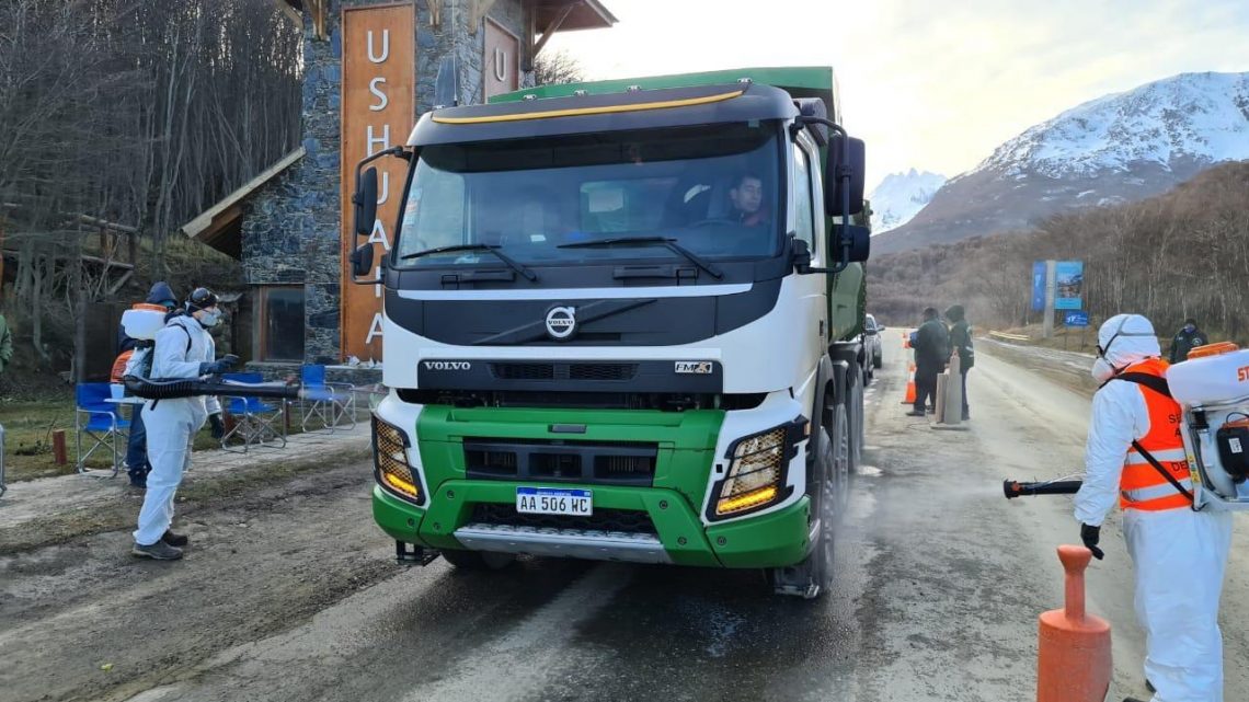 LA MUNICIPALIDAD DE USHUAIA Y USHUAIA INTEGRAL REALIZAN LA DESINFECCIÓN DE LOS TRANSPORTES QUE INGRESAN A LA CIUDAD