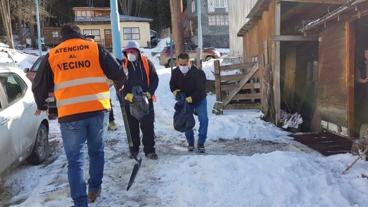 LA MUNICIPALIDAD DE USHUAIA Y PAMI REALIZARON LIMPIEZA DE VEREDAS DE ADULTOS MAYORES Y PRESTARON ASESORAMIENTO SOBRE TRÁMITES