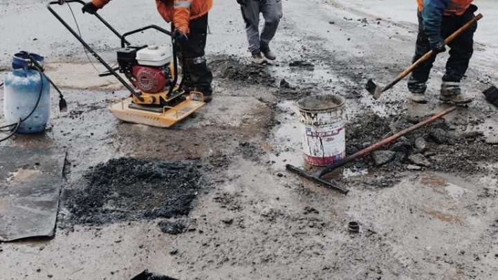 LA MUNICIPALIDAD DE USHUAIA CONTINÚA CON BACHEO EN LA CIUDAD
