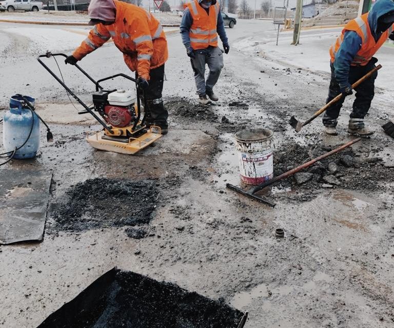 LA MUNICIPALIDAD DE USHUAIA CONTINÚA CON BACHEO EN LA CIUDAD LA MUNICIPALIDAD DE USHUAIA CONTINÚA CON BACHEO EN LA CIUDAD